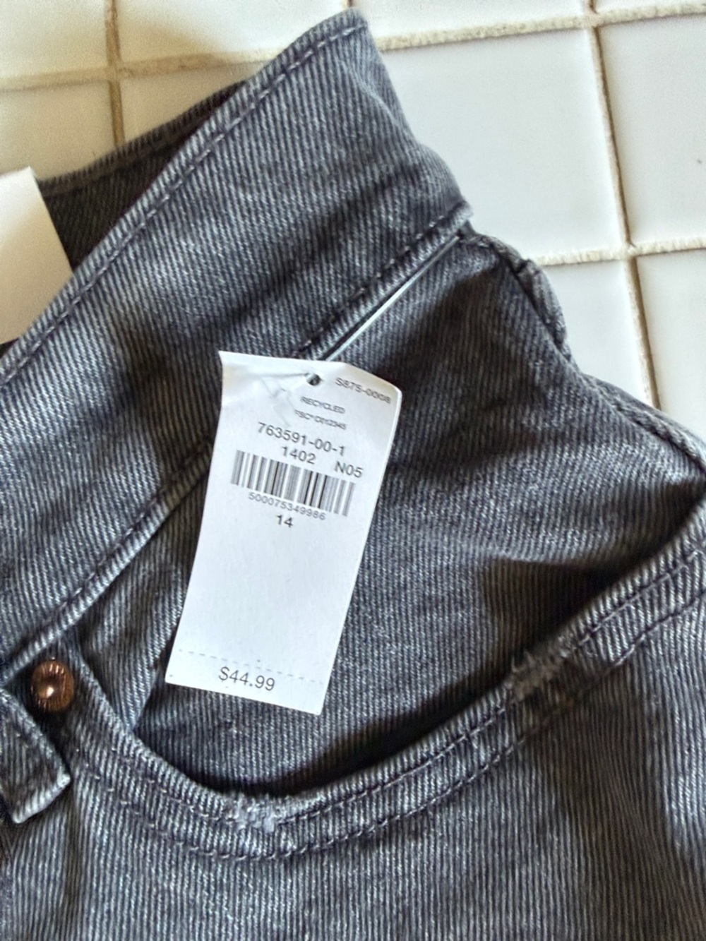 Old Navy Slouchy Straight frayed hem jeans. NWT.‎ Retail 49.99 - Picture 3 of 10
